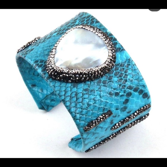 Leather cuff with pearls - Picture 5 of 6